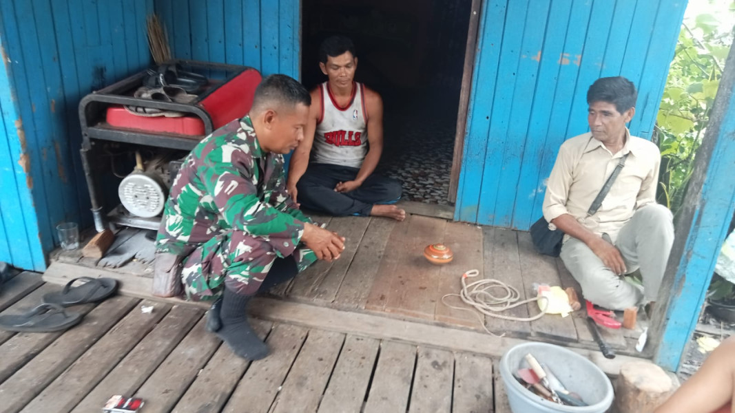 Babinsa 05/Gas Serka Nawawi Komsos Bersama Masyarakat Desa Sungai Iliran