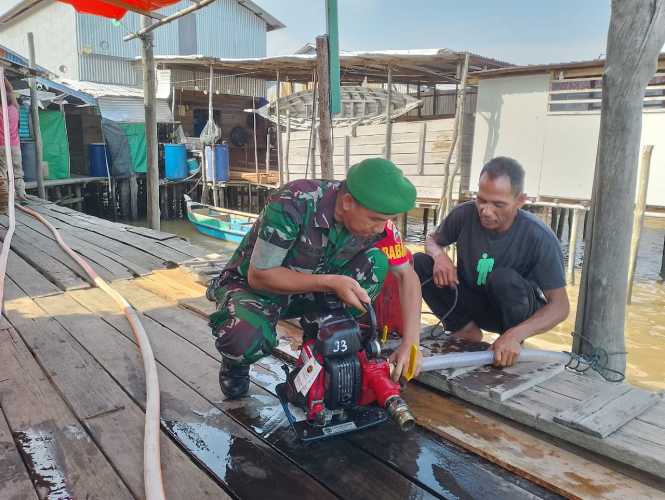 Lakukan Uji Coba Mesin Pemadam Kebakaran Bersama Babinsa Koramil 04/Kuindra