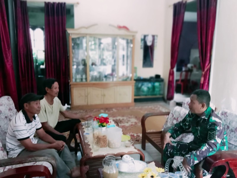 Jaga Hubungan Baik, Babinsa Koramil 05/Gas Serma Nawawi Giat Komsos Bersama Masyarakat