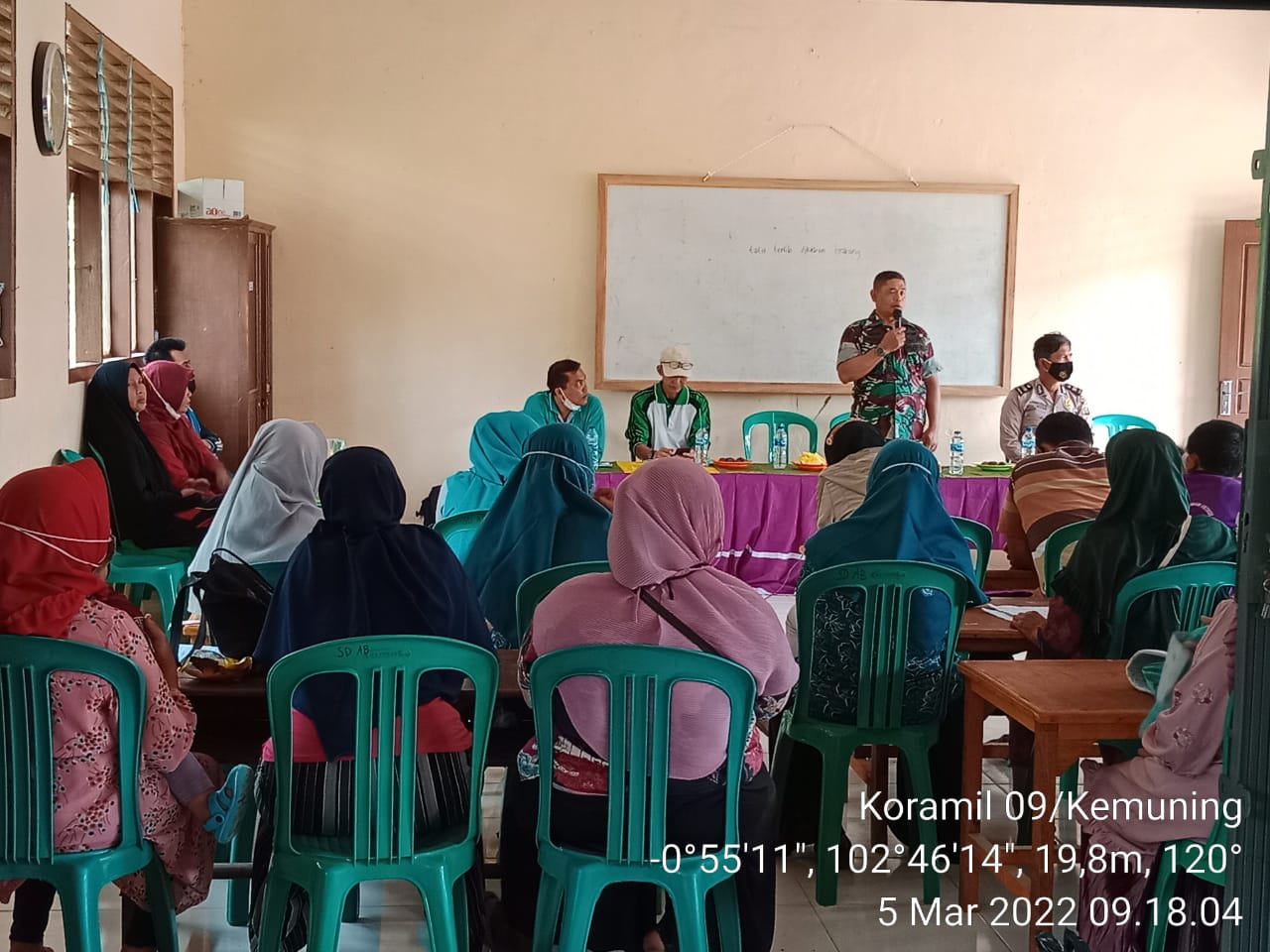 Lakukan Pendampingan Vaksinasi di SDN 009 Desa Air Balui Oleh Danramil 09/Kemuning Kapten Inf Anwar 