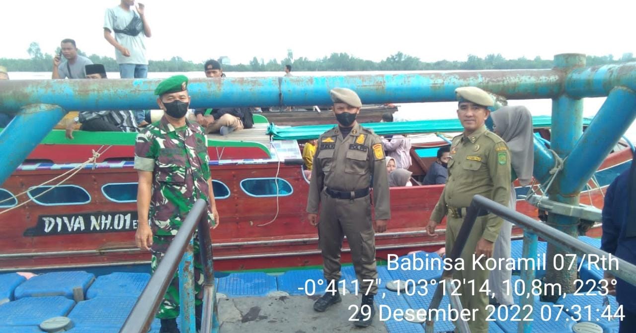 Posko Penegakan Prokes Oleh Babinsa Koramil 07/Reteh Kepada Penumpang Pelabuhan