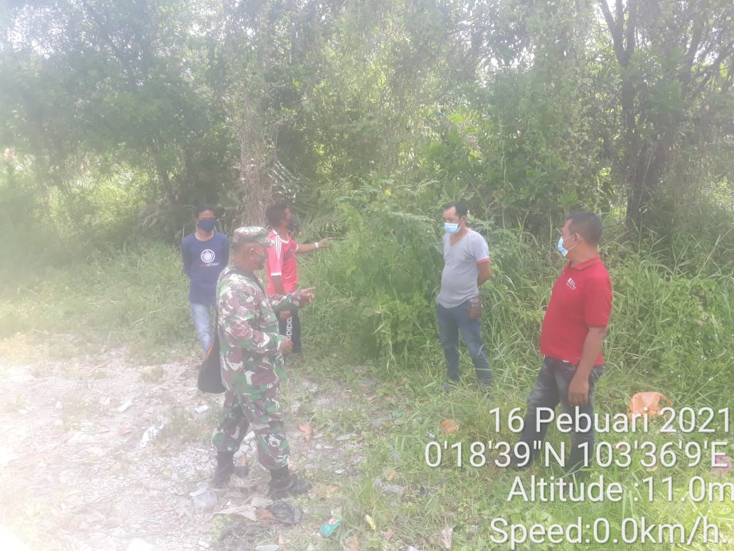 Babinsa Lakukan Patroli Karhutla Bersama Masyarakat di Desa Air Tawar