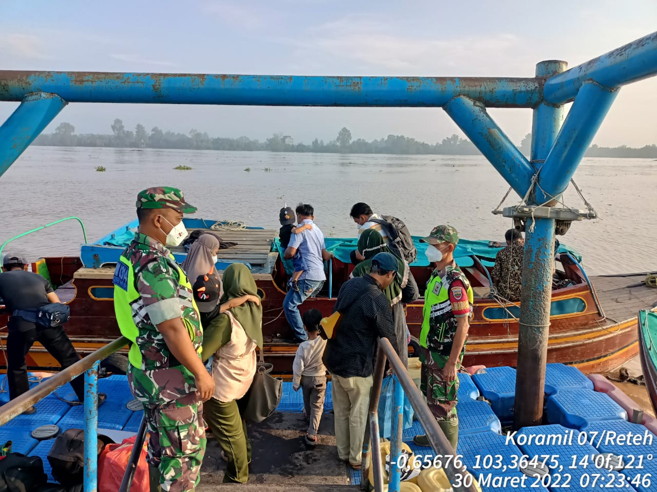 Aktif Lakukan Pengecekan dan Pengawasan Terhadap Penumpang Pelabuhan Oleh Babinsa Koramil 07/Reteh