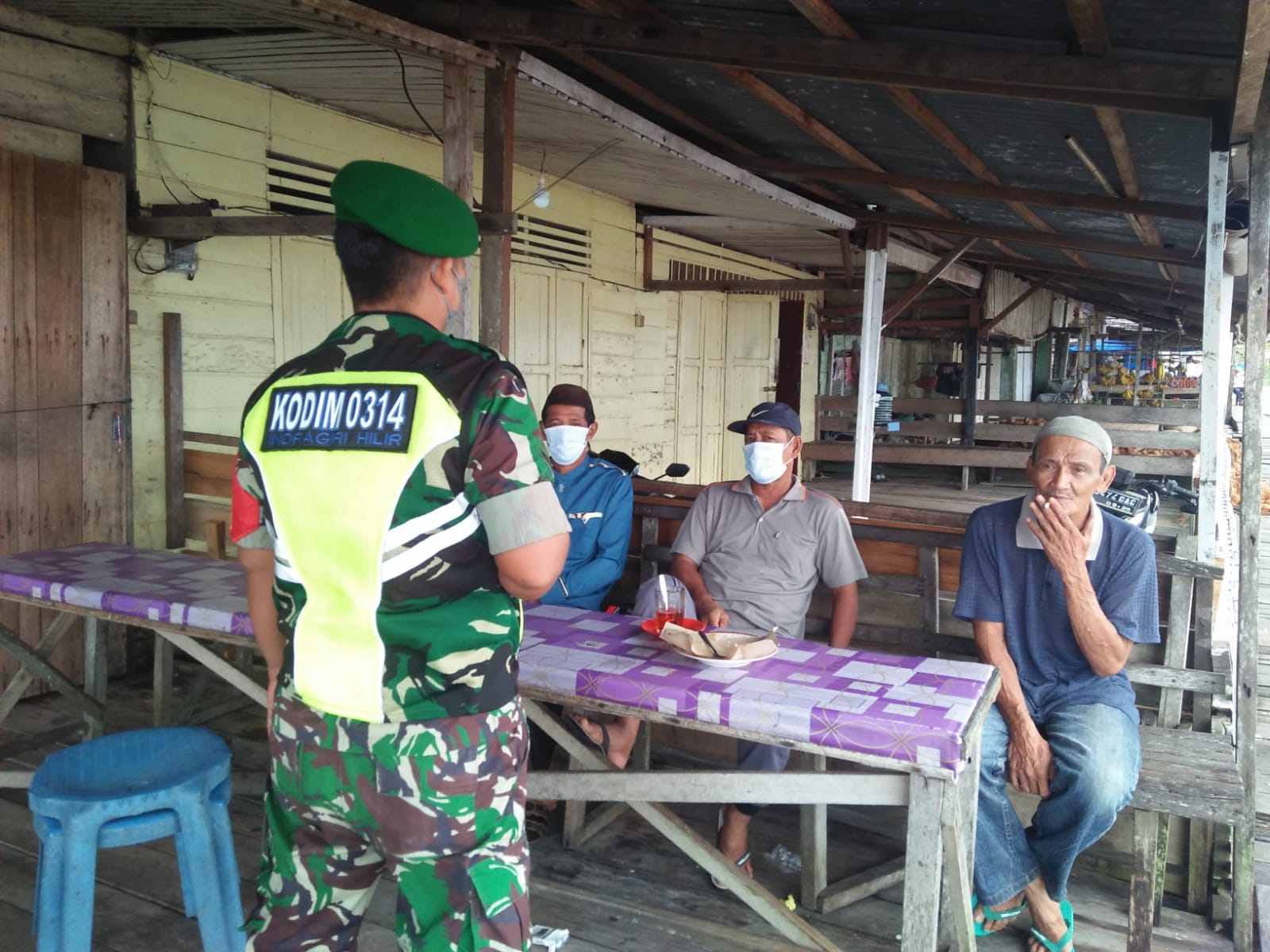 Anggota Koramil 04/Kuindra Tetap Tegakkan Disiplin Prokes di Warung Pelabuhan Sapat