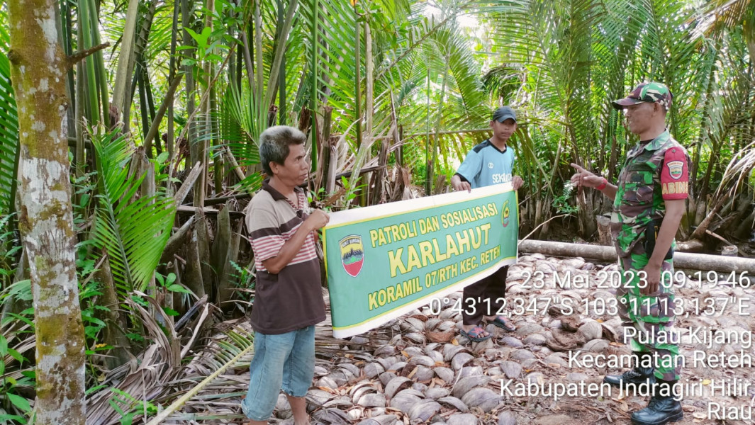 Babinsa Koramil 07/Reteh Patroli Daerah Rawan Karhutla di Wilayah Binaan