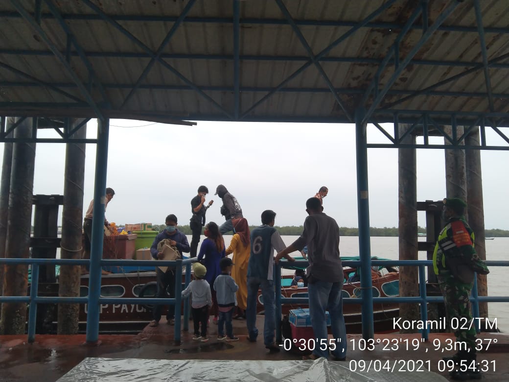 Koramil 02/Tanah Merah Terus Perketat Protkes di Pelabuhan