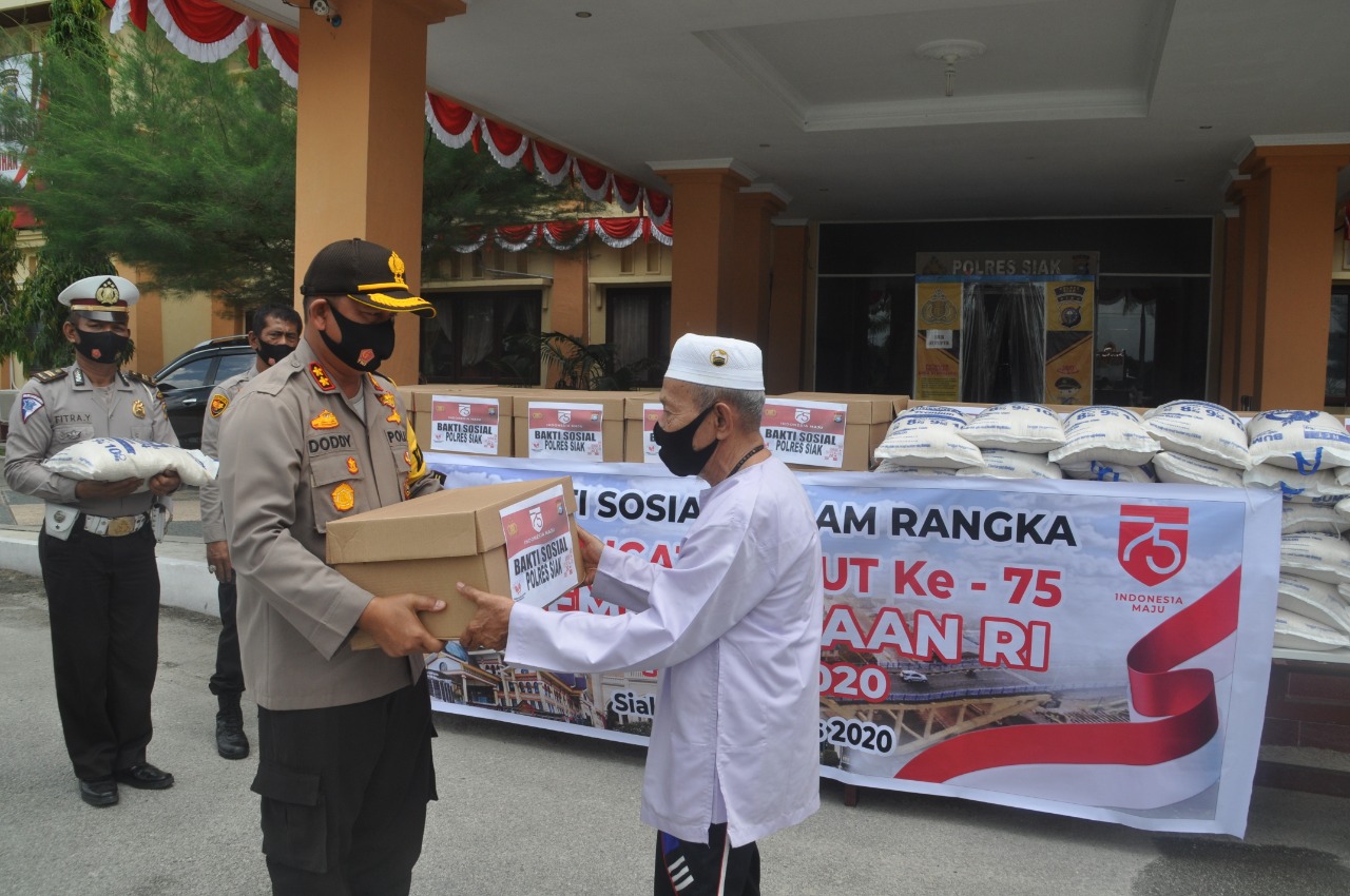 HUT RI Ke - 75, Polres Siak Salurkan 800 Sembako Kepada Masyarakat