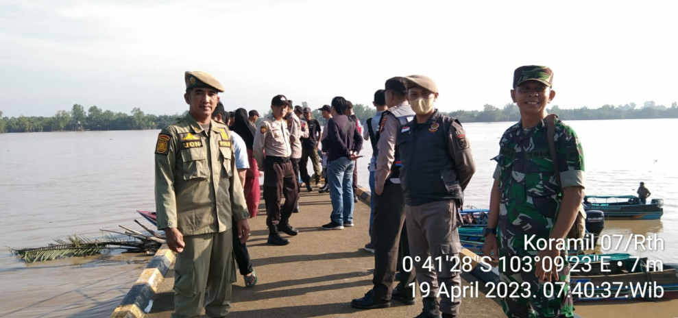 Babinsa Koramil 07/Reteh Lakukan Penertiban Pemudik Dari Pintu Masuk Pelabuhan