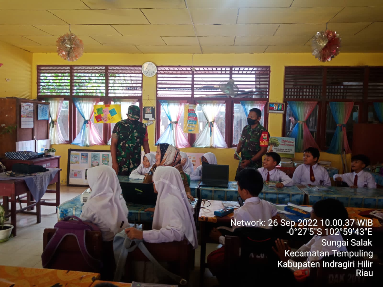 Sambangi Sekolah Dasar, Babinsa 03/Tempuling Berikan Wasbang dan Edukasi Prokes Kepada Siswa