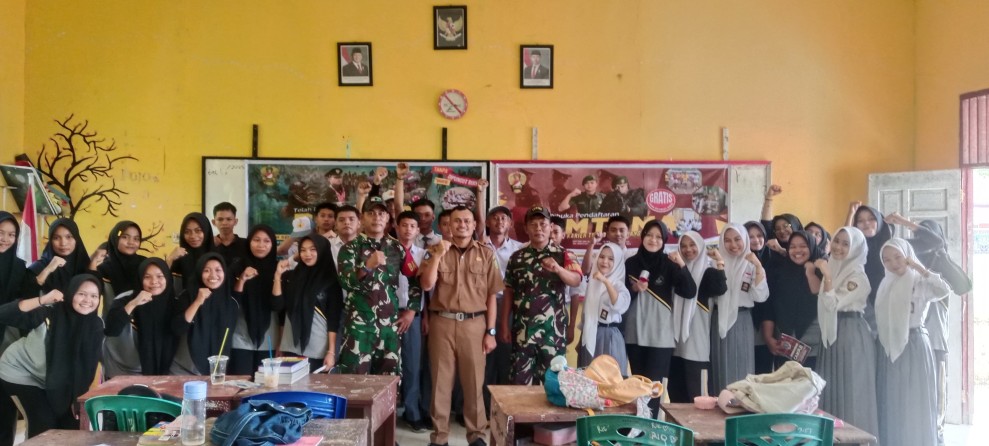 BABINSA KORAMIL 03/TEMPULING LAKSANAKAN SOSIALISASI PENDAFTARAN CALON BINTARA DAN TAMTAMA TNI AD DI SMA NEGERI 1 TEMPULING