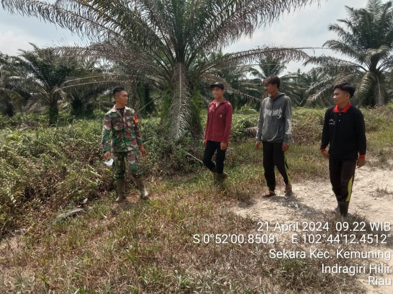 Terkait Karhutla, Babinsa Koramil 09/Kmg Turun Bersama Masyarakat Untuk Melakukan Patroli