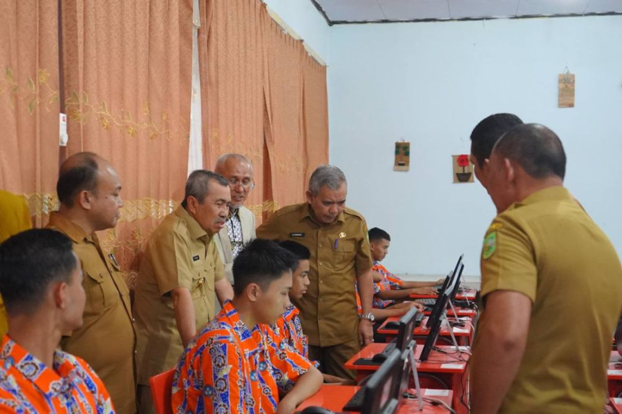 Mantap, Gubri Syamsuar Tinjau Pelajar SMAN 2 Bangkinang Pakai Teknologi AI