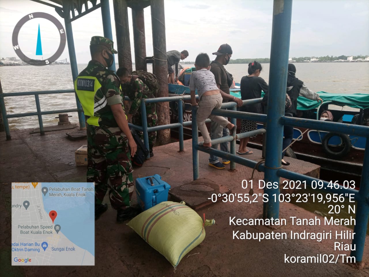 Gencar Lakukan Penegakan Protkes, Babinsa 02/Tanah Merah Pantau Kawasan Pelabuhan