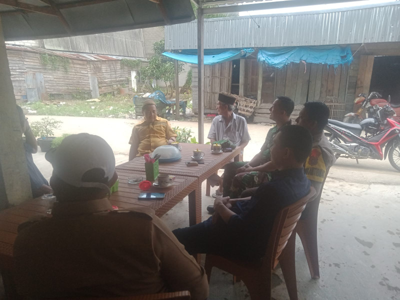 Serda Johansyah Babinsa Koramil 07/Reteh Perkuat Silaturahmi melalui Komsos di Reteh