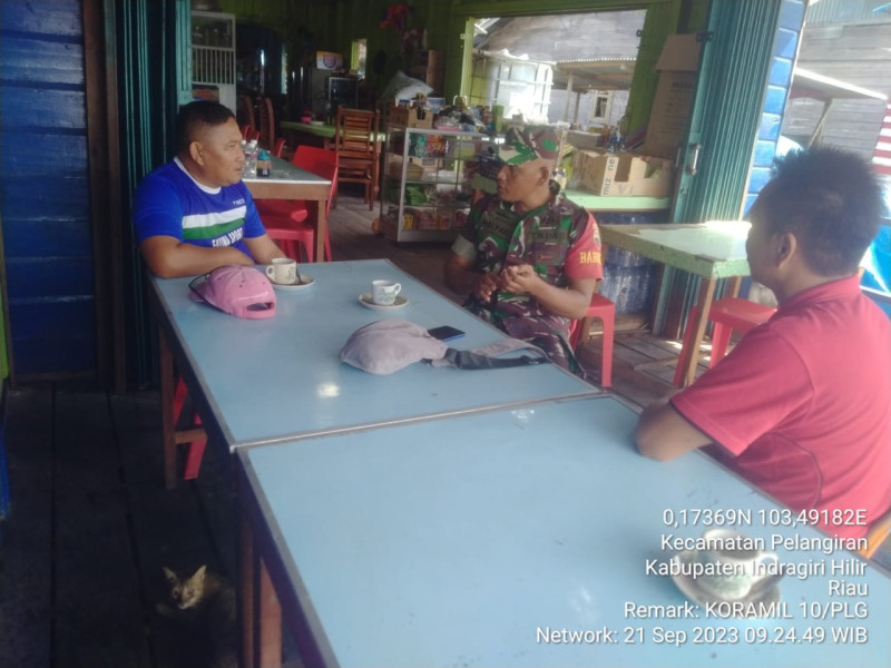 Wujudkan Kehidupan Harmonis, Babinsa Koramil 10/Pelangiran Terus Jalin Komsos Guna Jaga Silaturahmi