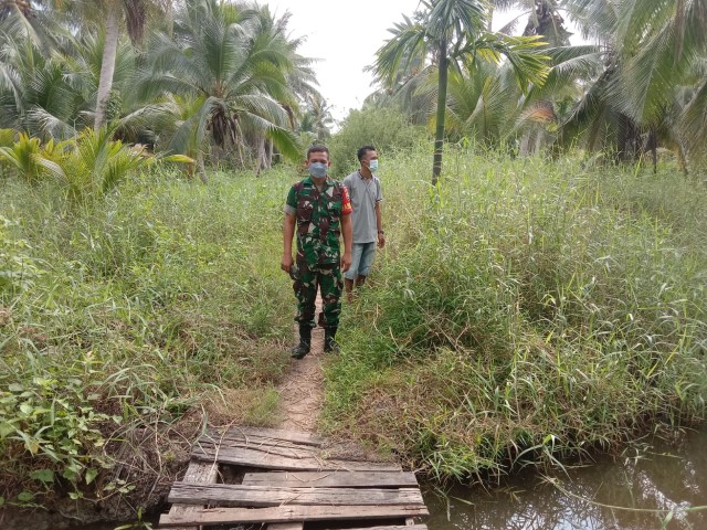 Babinsa Koramil 04/Kuindra Aktifkan Patroli Bersama Masyarakat Peduli Api