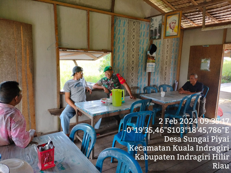 Babinsa Koramil 04/Kuindra Himbau Masyarakat Jangan Membuang Sampah Ke Sungai