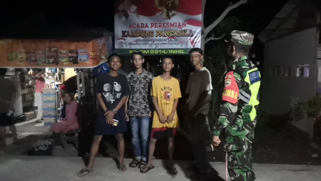 Sambil Patroli Keliling Kampung Pancasila, Babinsa Koramil 03/Tempuling Komsos Dengan Para Pemuda