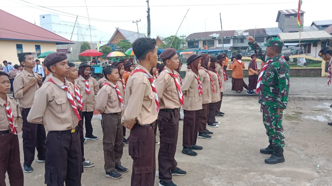 Danramil 05/Gas Kapten Czi Slamet Hiro Hito Beri Pelatihan Peraturan Baris-Berbaris dan Wawasan Kebangsaan Kepada Siswa SMA