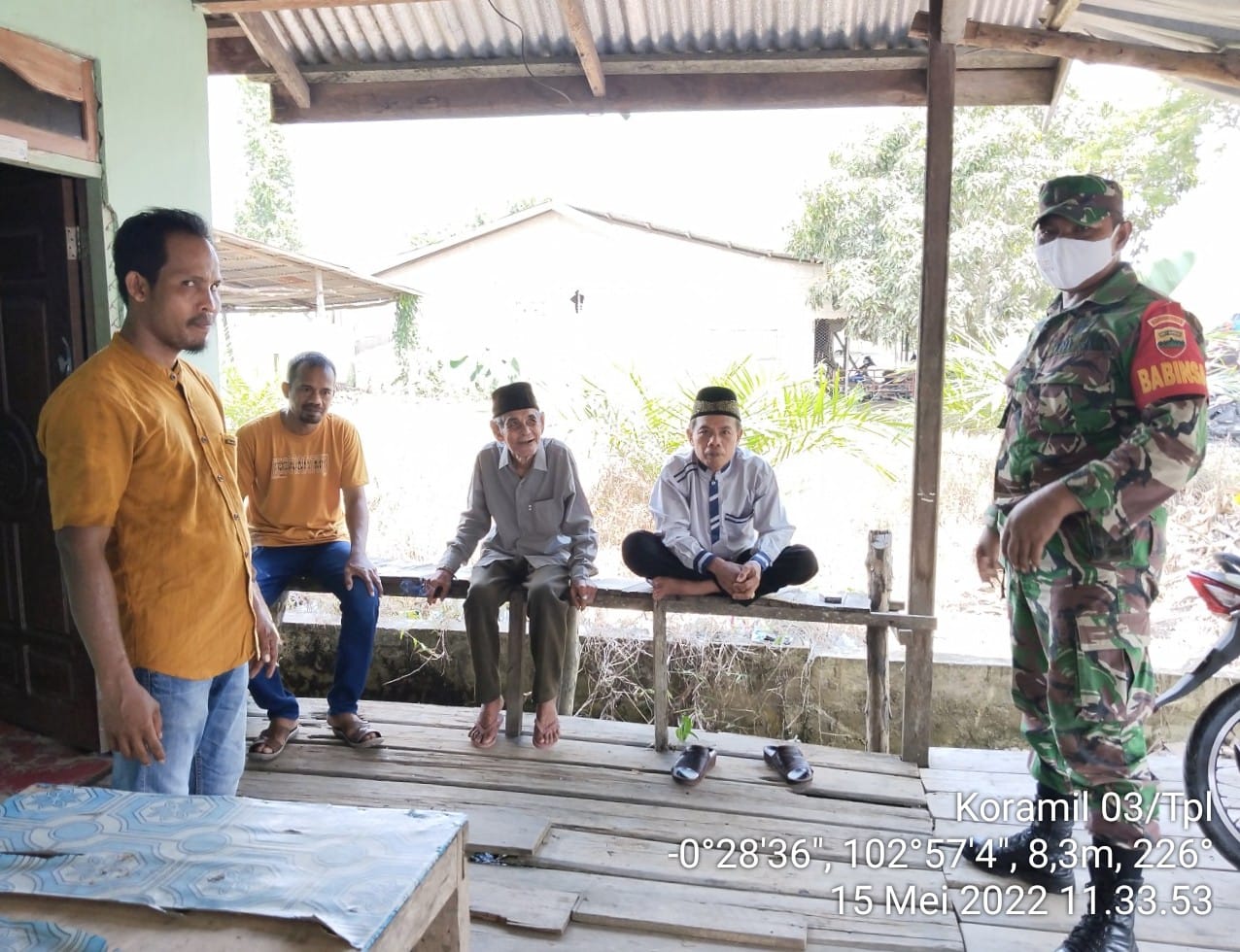 Babinsa 03/Tempuling Komsos Dengan Tokoh Adat dan Warga Desa Binaan