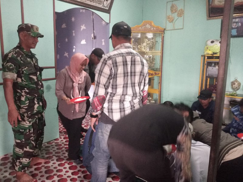 Babinsa Serka Hendra Putra Laksanakan Komsos untuk Meningkatkan Keamanan dan Ketertiban