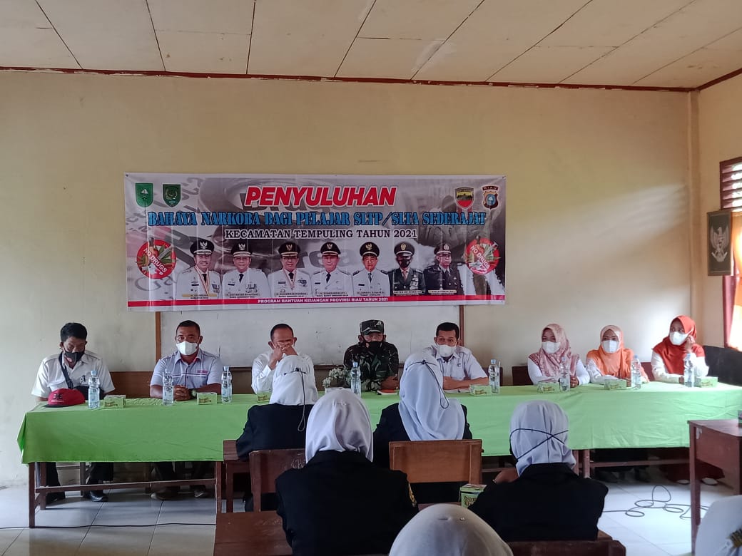 Khawatir dengan Generasi Muda, Danramil 03/Tempuling Hadiri Penyuluhan Bahaya Narkoba Bagi Pelajar