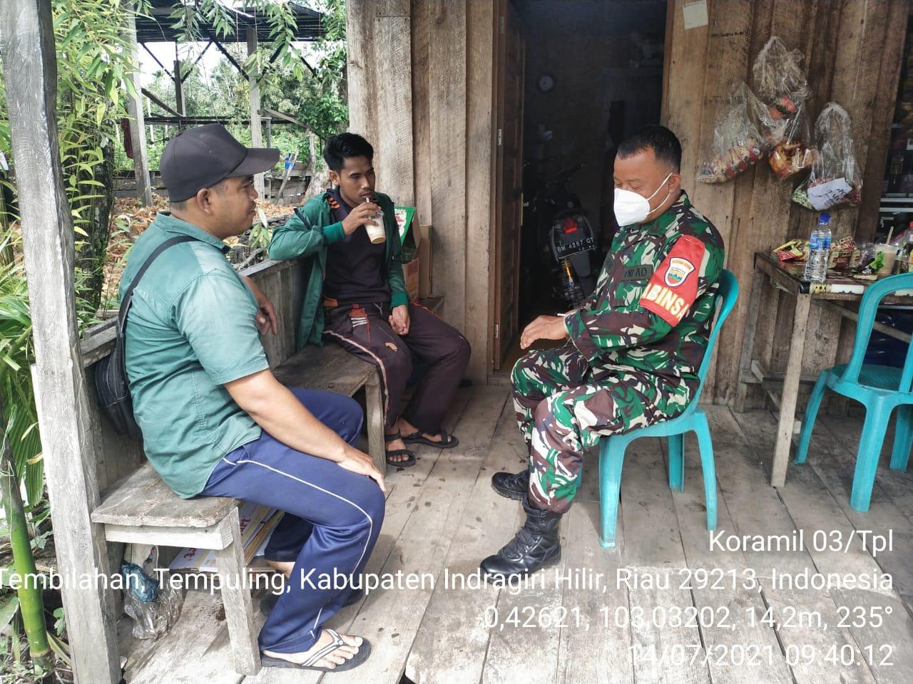 Melalui Komsos Bersama Warga Binaan, Babinsa 03/Tempuling Edukasi Prokes 3M