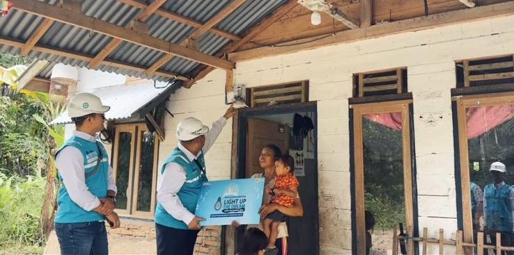 Light Up The Dream, PLN Kembali Berikan Sambung Baru Listrik Gratis untuk Masyarakat di Lubuk Alung