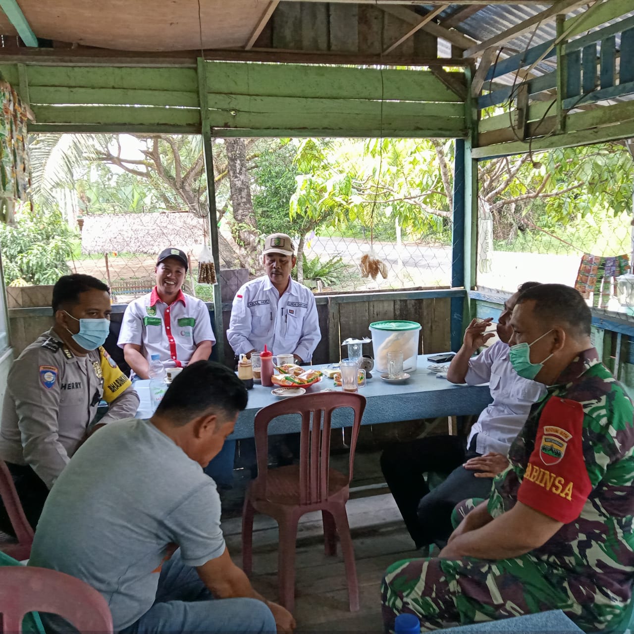 Sinergitas Babinsa 03/Tempuling dengan Bhabinkamtibmas Komsos Dengan Perangkat Desa