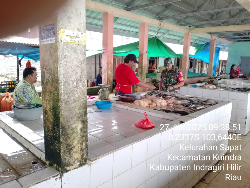 Babinsa Koramil 04/Kuindra Laksanakan Monitoring Harga dan Himbauan Kebersihan di Kelurahan Sapat