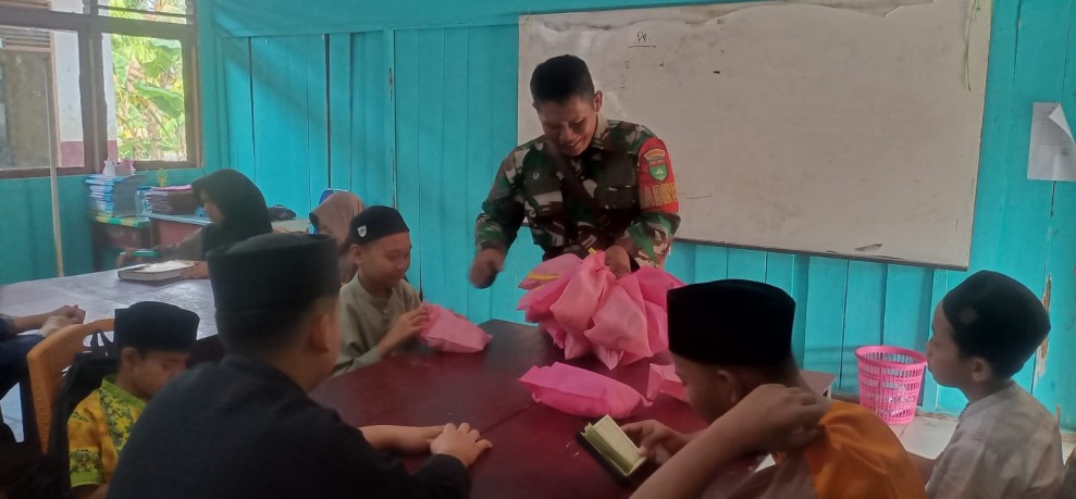 BABINSA KORAMIL 03/TPL DAMPINGI DISTRIBUSI MBG, 2.436 PENERIMA MANFAAT DI KECAMATAN TEMPULING TERIMA MAKANAN BERGIZI