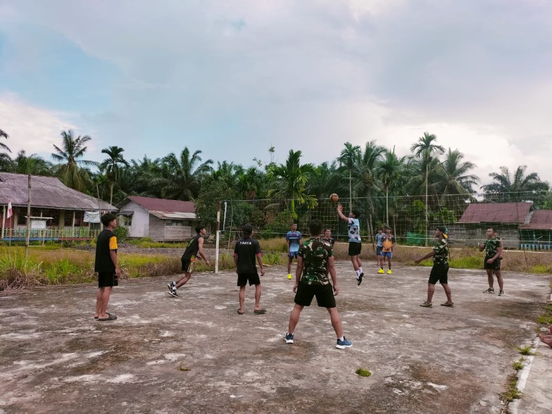 TMMD Ke-123: Olahraga Bola Voli Jembatan Babinsa Koramil 07/Reteh dan Masyarakat