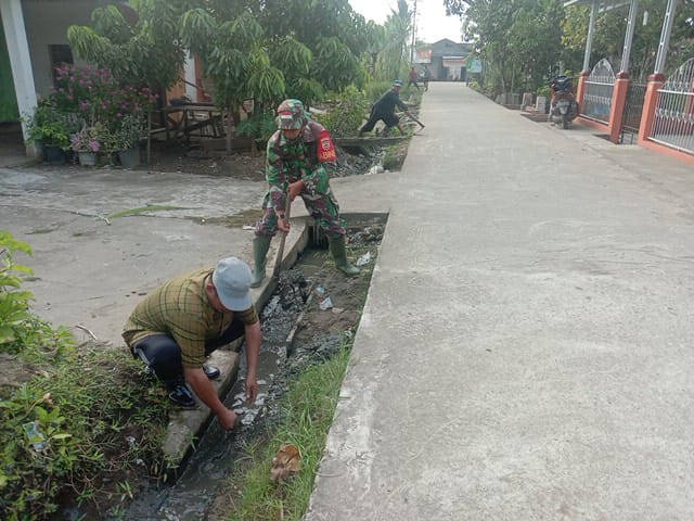 Babinsa 03/Tempuling Bersama Warga Kampung Pancasila Gotong Royong Membersihkan Selokan
