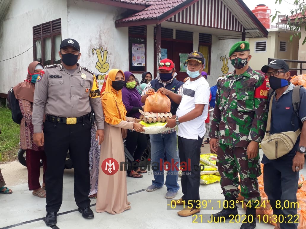 94 KK Warga Sungai Dusun Mendapat Bantuan Sembako, Babinsa Koramil 12/BT Ikut Menyalurkan