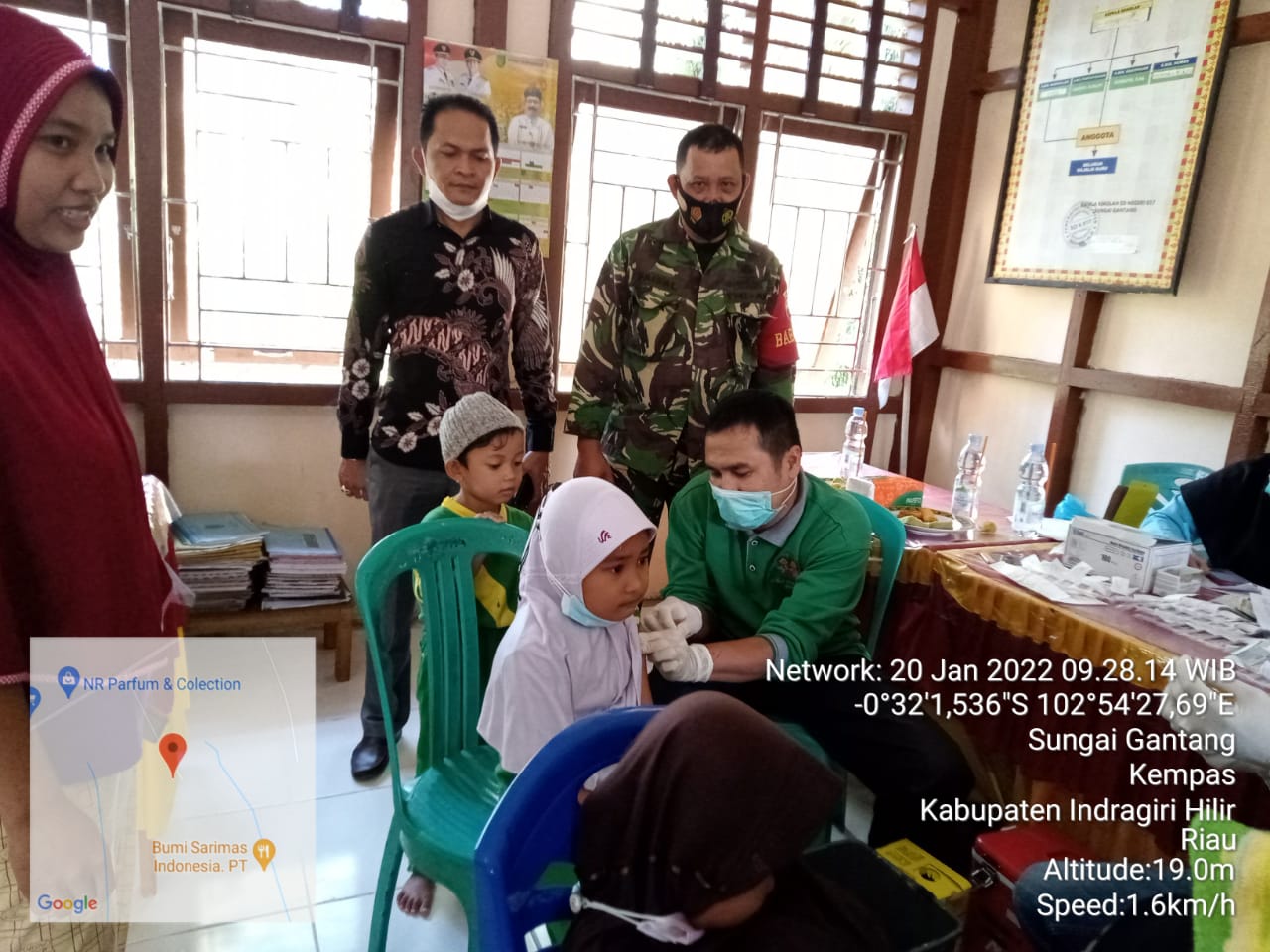 Babinsa 03/Tempuling Intens Dampingi Vaksinasi Covid-19 Anak Usia 6–11 Tahun SDN 017 Sungai Gantang