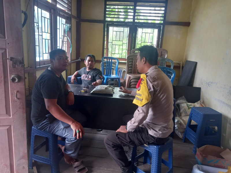 Ajak Jaga Keamanan, Bhabinkamtibmas Sambang Kantor Desa Pungkat Agar Tercipta Pelayanan Yang Terbaik Bagi Warga