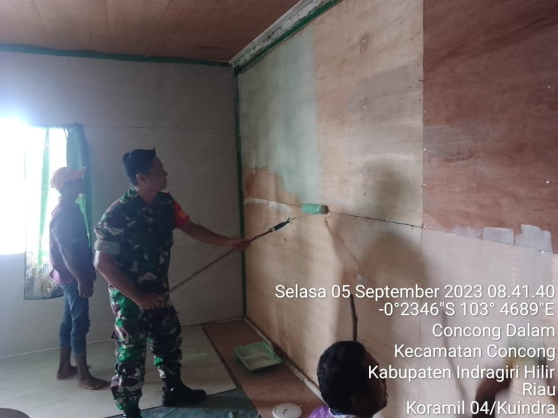 Babinsa Koramil 04/Kuindra Bantu Warga Untuk Perehaban dan Pengecatan Salah Satu Rumah Warga