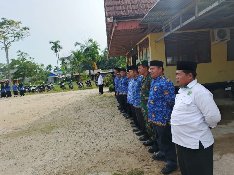 Babinsa Koramil 07/Reteh Upacara 17 Hari Bulan Berlangsung di Kantor Camat Reteh