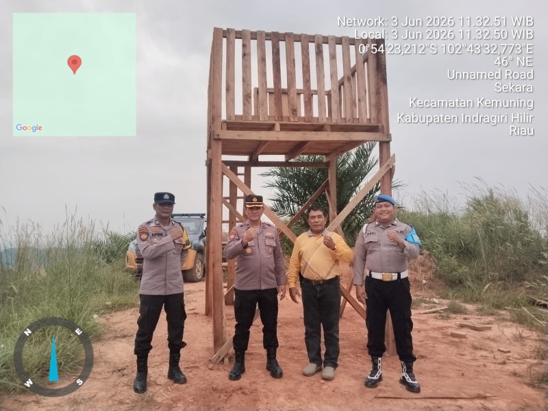 Kapolsek Kemuning Naik ke Menara Api Benuang, Kawal Desa Air Balui dari Bahaya Karhutla