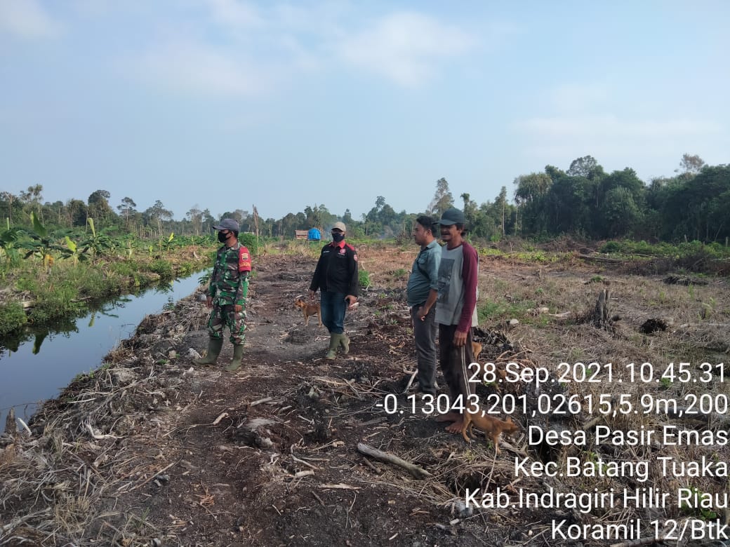 Bersama Warga Setempat, Babinsa Serda Fero A Duha Laksanakan Patroli Karhutla