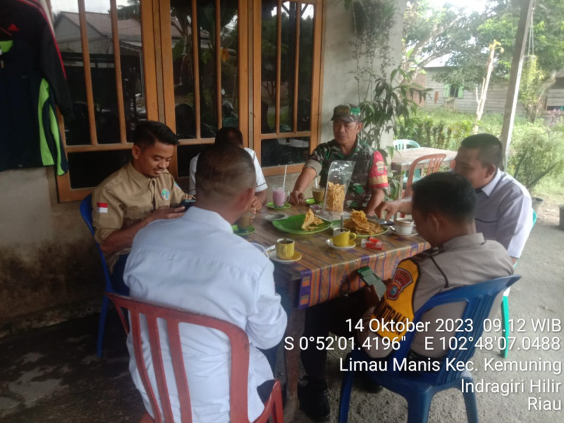 Bersama Perangkat Desa, Babinsa Koramil 09/Kmg Saling Bersilaturahmi Antar Sesama di Desa Limo Manis