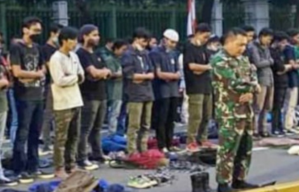 Jadi Imam Shalat Pendemo, Mayor Jenderal TNI Dudung Dipuji PKS