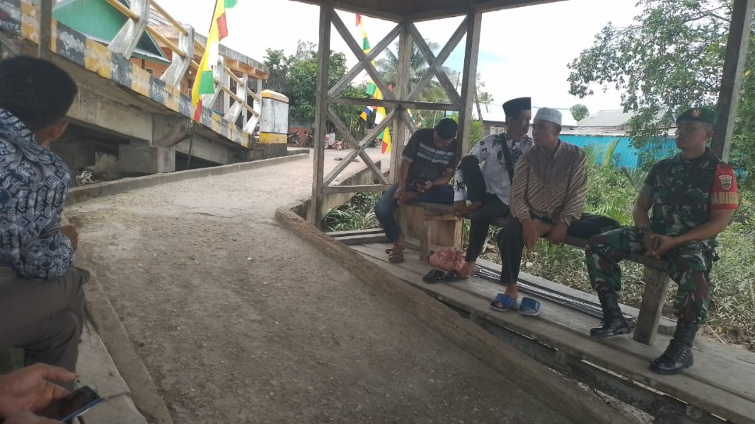 Komsos Babinsa Serda M. Tahir di Kecamatan Reteh Berhasil Meningkatkan Hubungan dengan Masyarakat