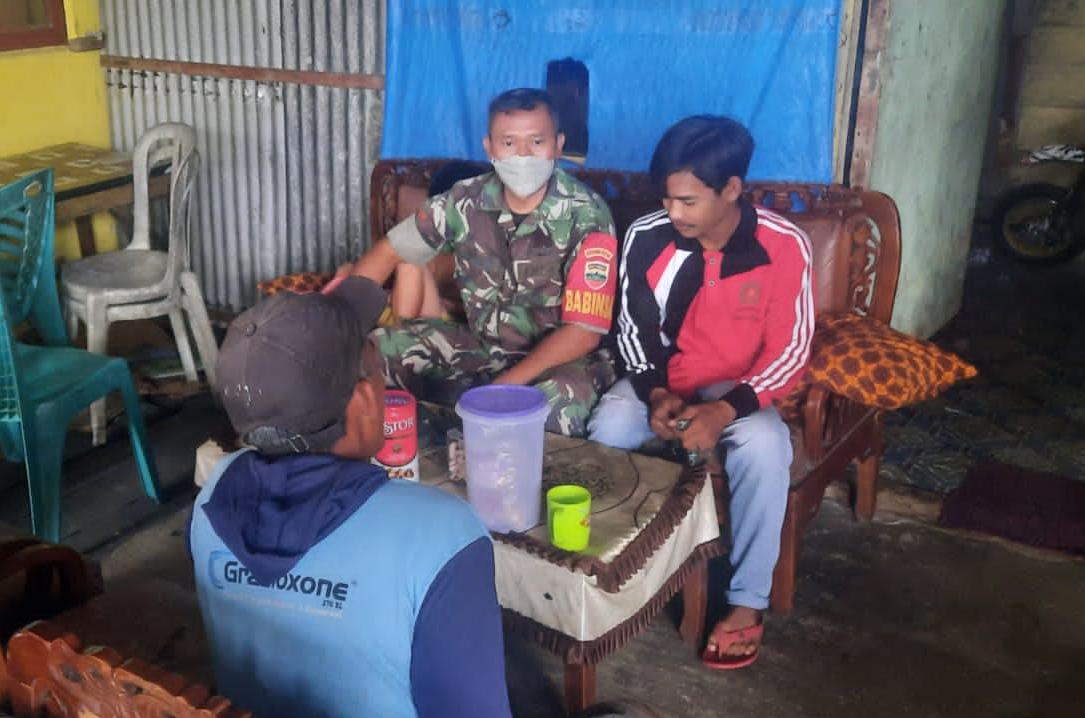 Komsos Babinsa 03/Tempuling, Sisipkan Sosialisasi Pencegahan Penyebaran Covid-19