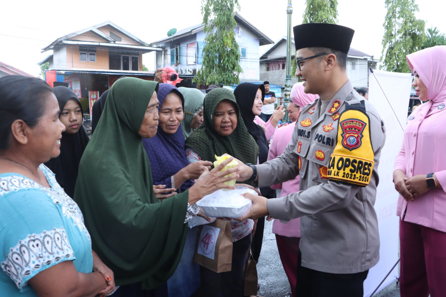 Didampingi Ketua Bhayangkari, Kapolres Inhil Bagi-bagi Takjil