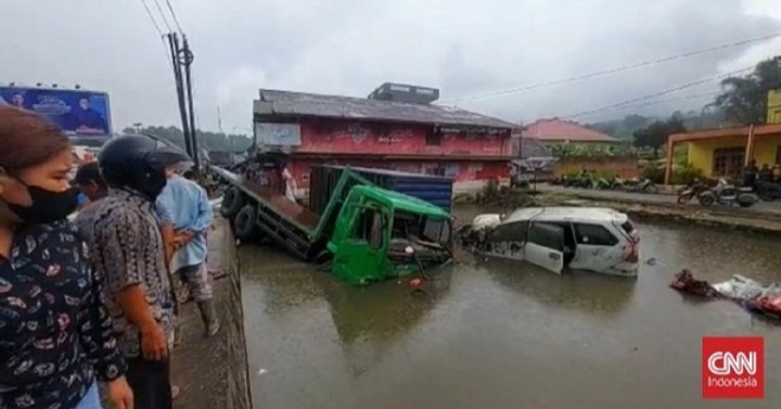 Kecelakaan, 9 Kendaraan Terjun Kolam Ikan dan Sawah di Bukittinggi