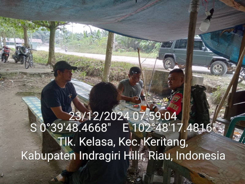 Babinsa Koramil 09/Kemuning Gelar Komsos dengan Warga Teluk Kelasa