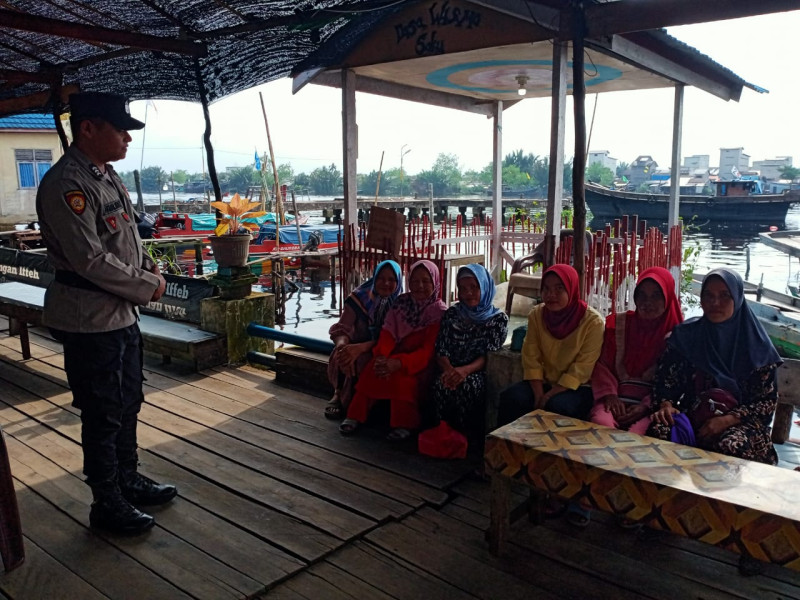Bhabinkamtibmas Desa Terusan Kempas Brigadir Akmaluddin Sambangi Desa Binaan dan Sampaikan Pesan Kamtibmas