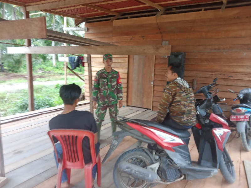 Giat Komsos Babinsa Koramil/05 Gas Sambangi Warga Masyarakat Desa Teluk Tuasan