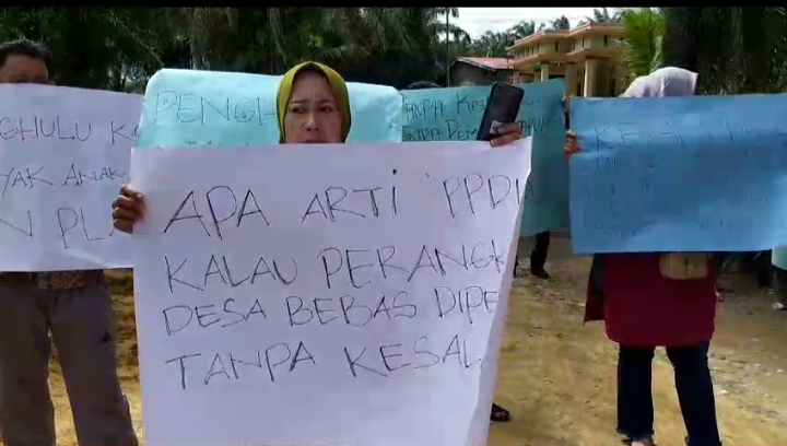 Berhentikan Kadus Tanpa Alasan, Puluhan Emak - Emak Demo dan Segel Kantor Penghulu Balam Jaya